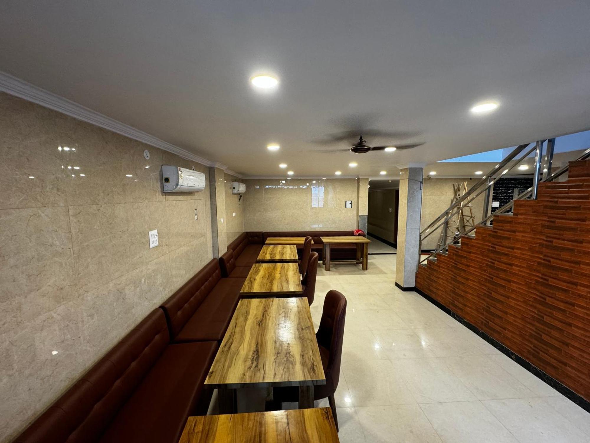 Hotel Walk Inn Фаридабад Экстерьер фото